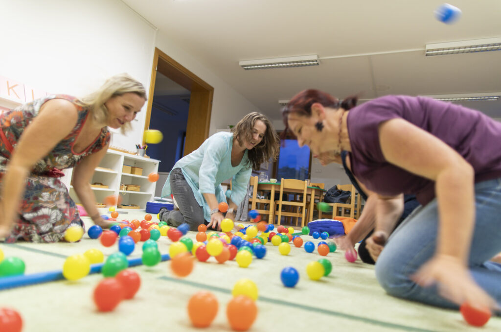 Workshop expresivní terapie, který uspořádala lektorka Michaela Ehrenbergerová 2. září v Montessori školce Jonáš na pražském Bohdalci.